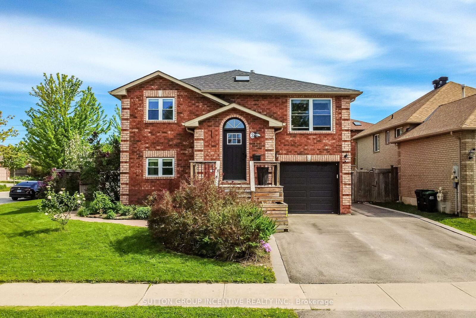 Property Photo: 2 Hewitt Place ON L4M 7B4