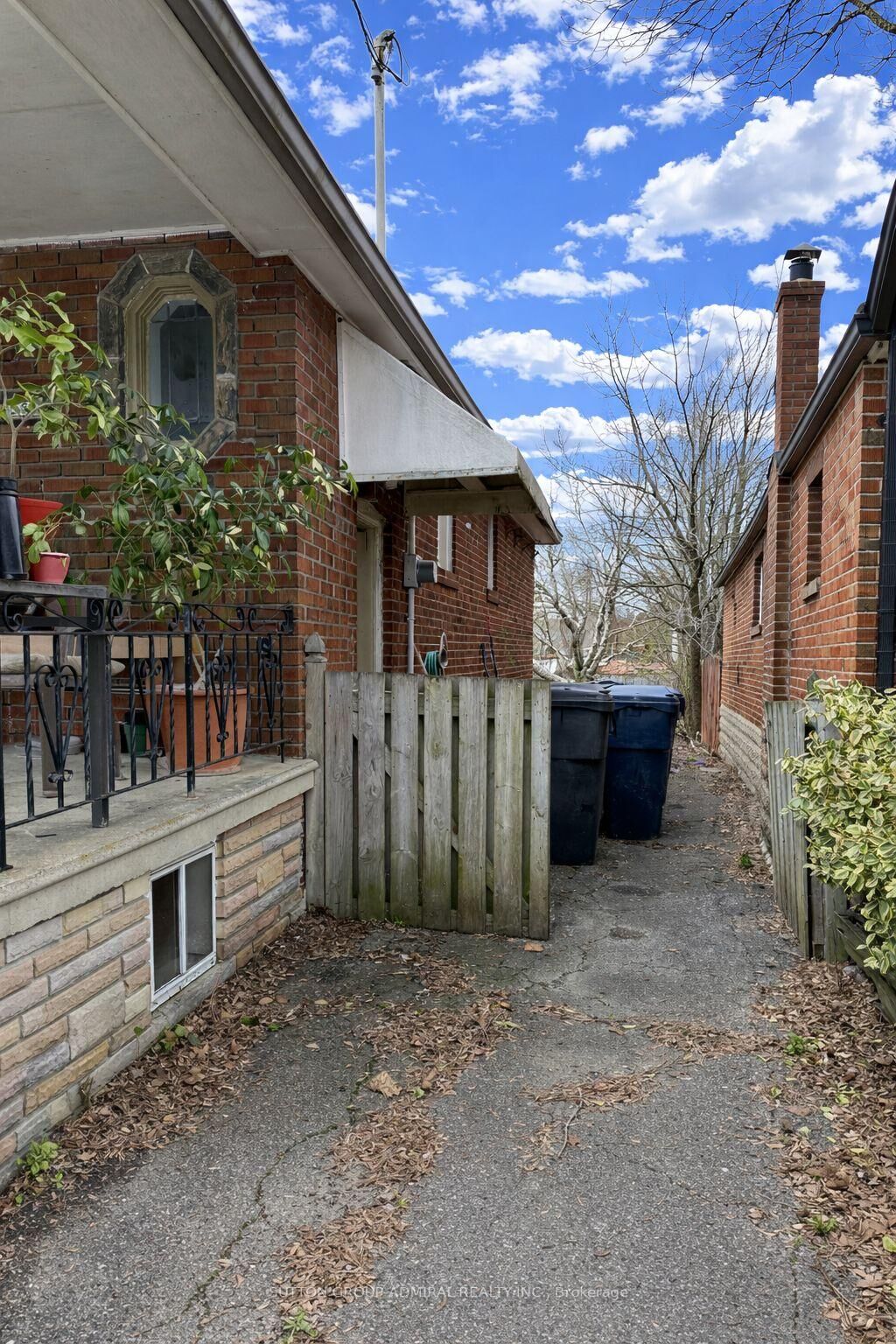 Property Photo: 368 Winnett Avenue ON M6C 3M1