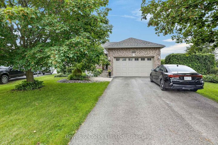 Property Photo: 19 Lori Boulevard ON K9V 6B6