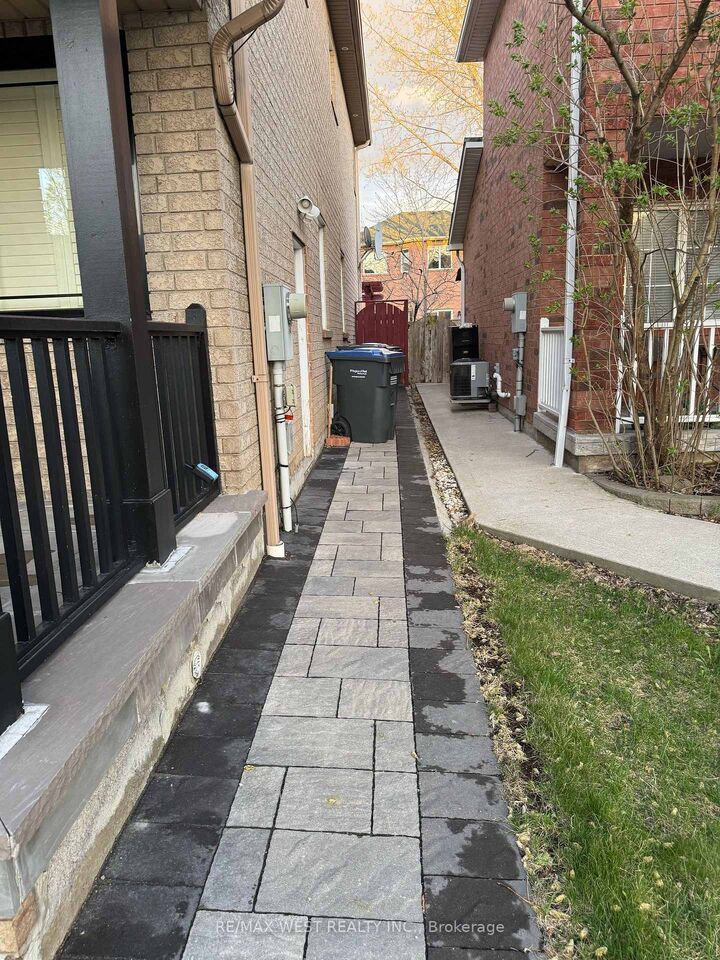Property Photo: 7225 Dime Crescent Bsmt ON L5W 1K5