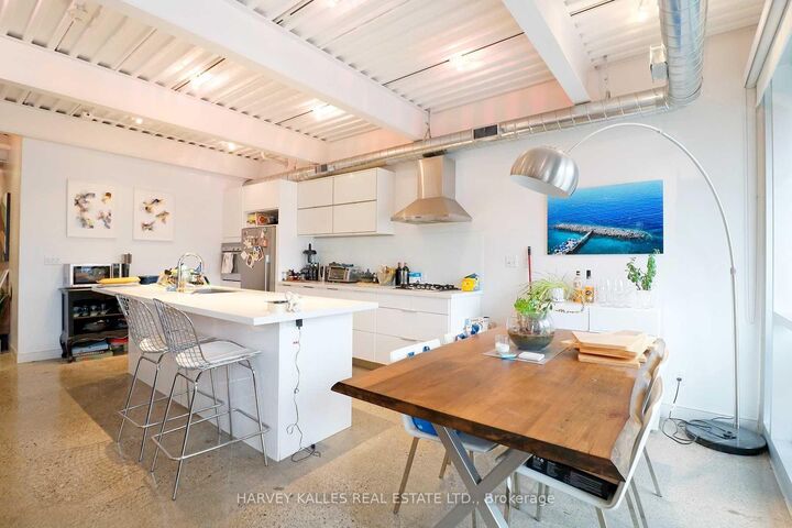 Property Photo:  214 Bathurst Street Ph3a  ON M5T 2R9 