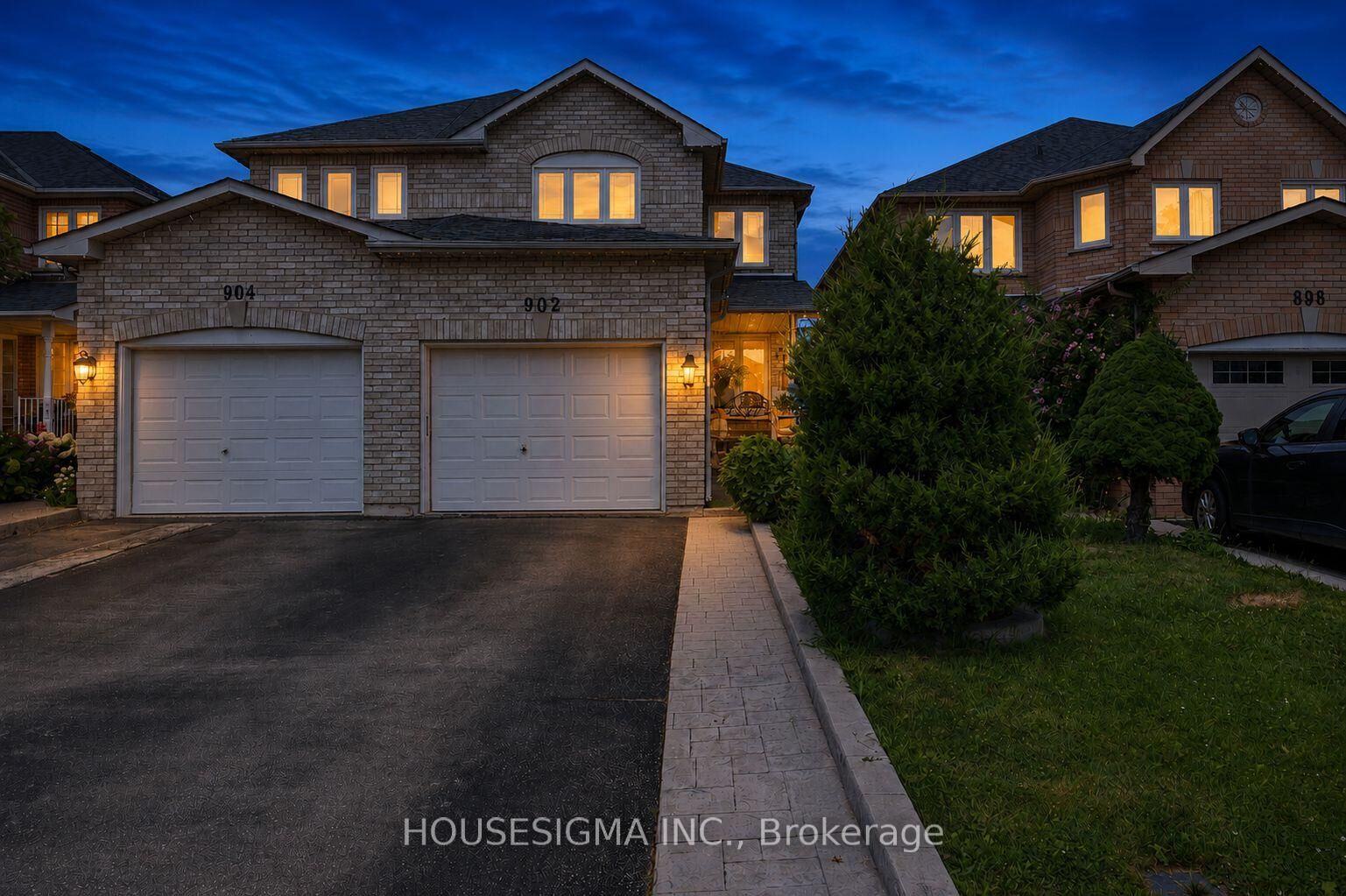 Property Photo:  902 Applecroft Circle  ON L5V 2A7 