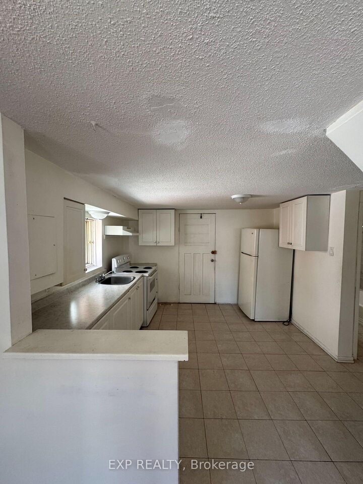 Property Photo: 72 Barrette Street 2 ON K1L 8A3