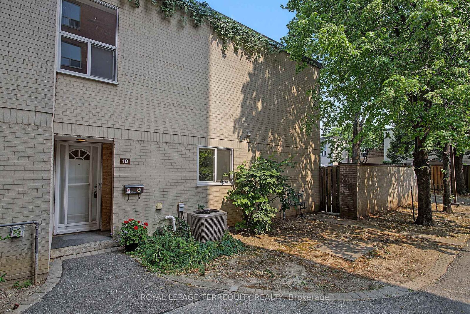 Property Photo: 11 Four Winds Drive 18 ON M3J 1K7
