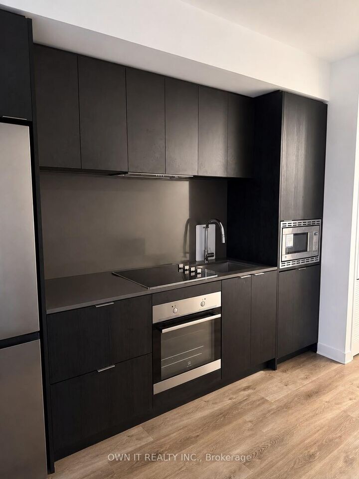 Property Photo: 86 Dundas Street E 403 ON L5B 1H3