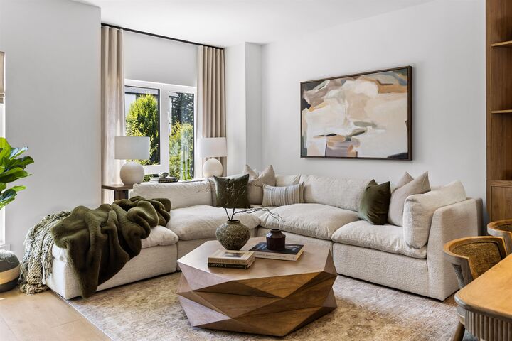 16765 25 Avenue 7 — photo 1