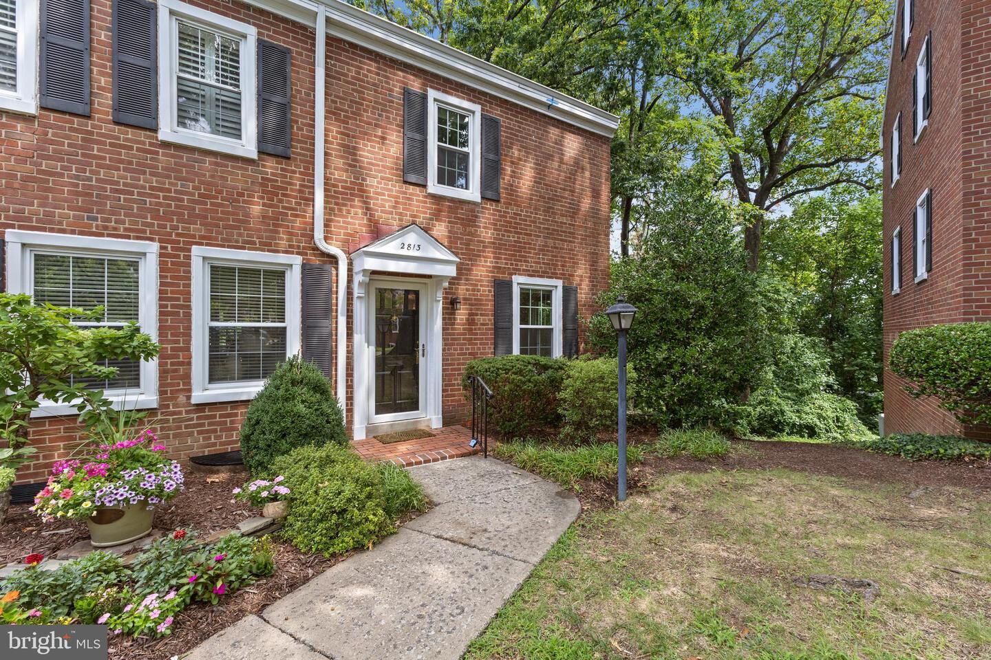 Property Photo:  2813 S Abingdon Street  VA 22206 