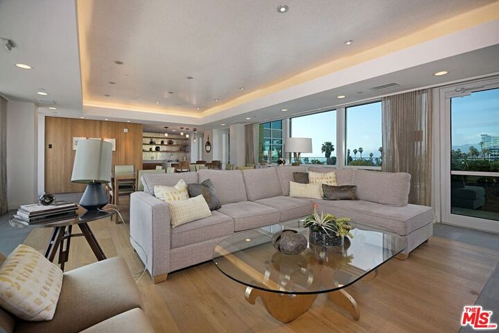 Property Photo:  1705 Ocean Ave, Unit 103  CA 90401 