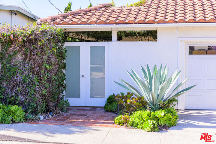 Property Photo: 241 Rees St CA 90293