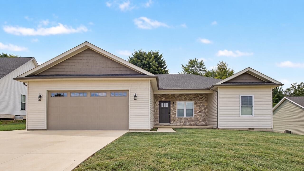 Property Photo:  867 Fairway Drive  OH 43028 