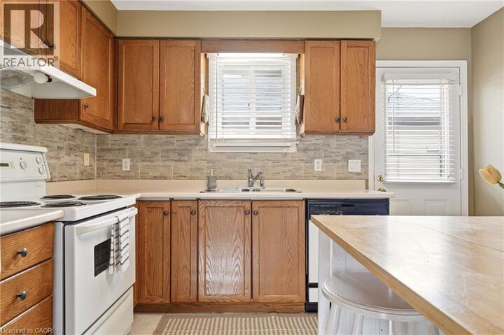 Property Photo: 37 Thistlemoor Drive ON N3W 2K4