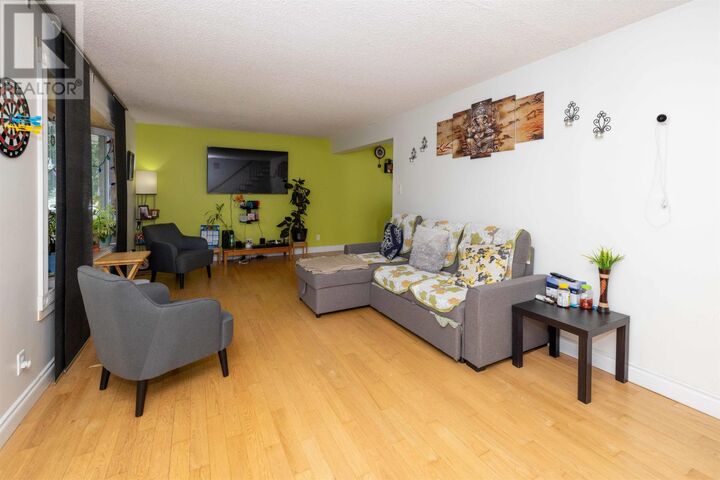 Property Photo: 637 Redwood Ave W ON P7C 5G2