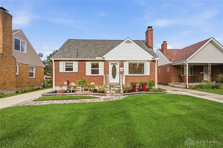 Property Photo: 1041 Yorkshire Place OH 45419
