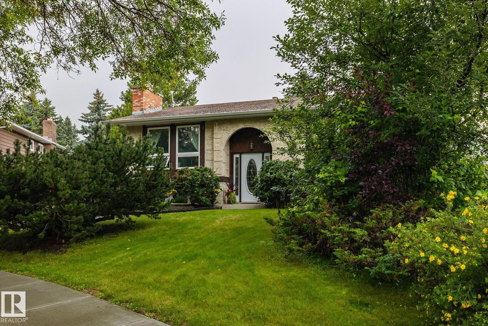 Property Photo:  12 Amherst Crescent  AB T8N 2P8 