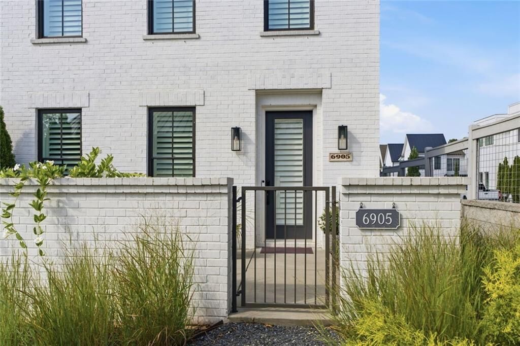 Property Photo: 6905 Viridian Alley GA 30005
