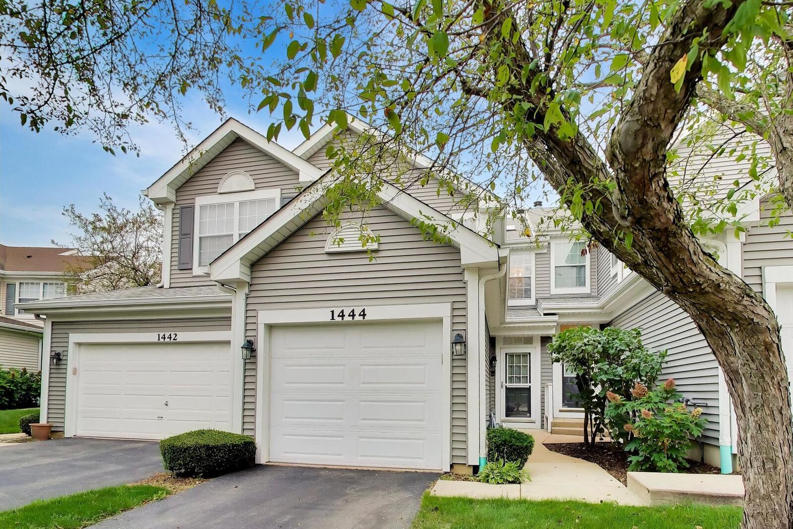 Property Photo: 1444 Division Court IL 60174