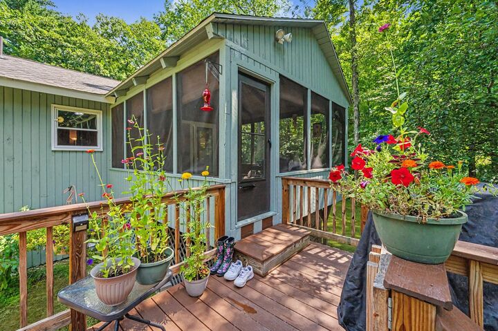 Property Photo:  14 Tomahawk Drive  NH 03054 