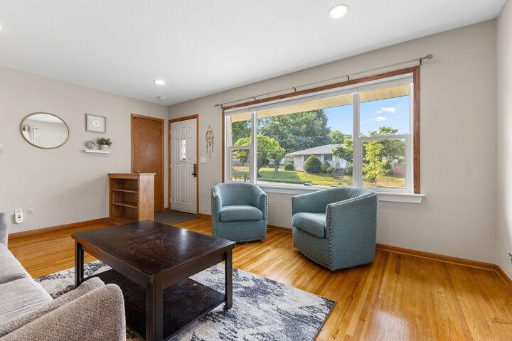Property Photo:  1381 Hoyt Avenue E  MN 55106 