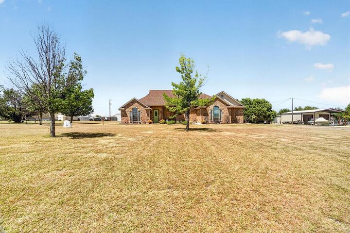 Property Photo: 212 Dove Hill Lane TX 76088