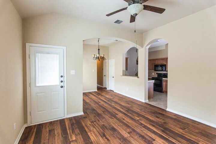Property Photo: 1407 Piedmont Drive TX 76063