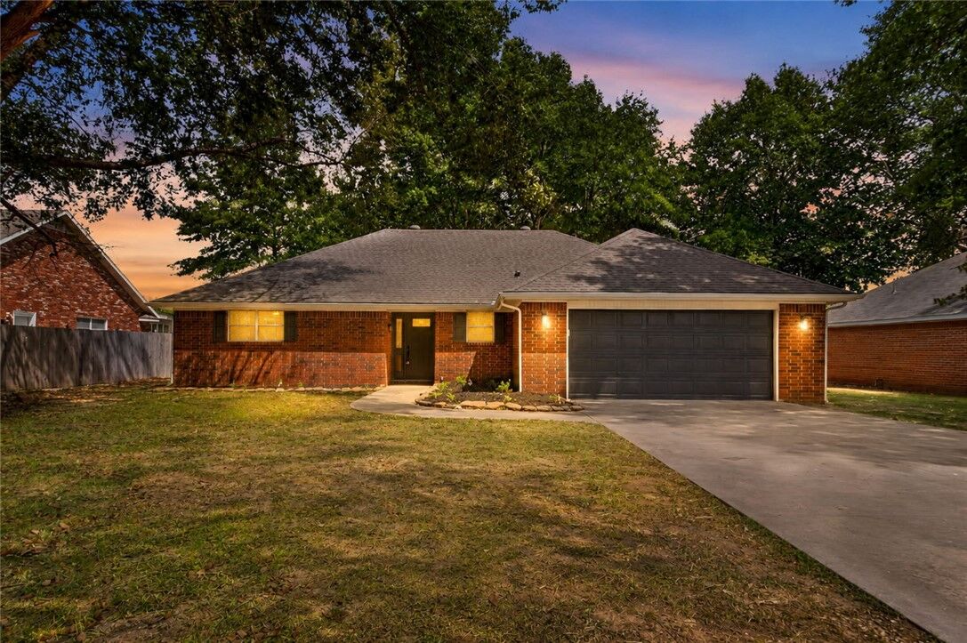 Property Photo:  515 Oakwood Street  AR 72745 