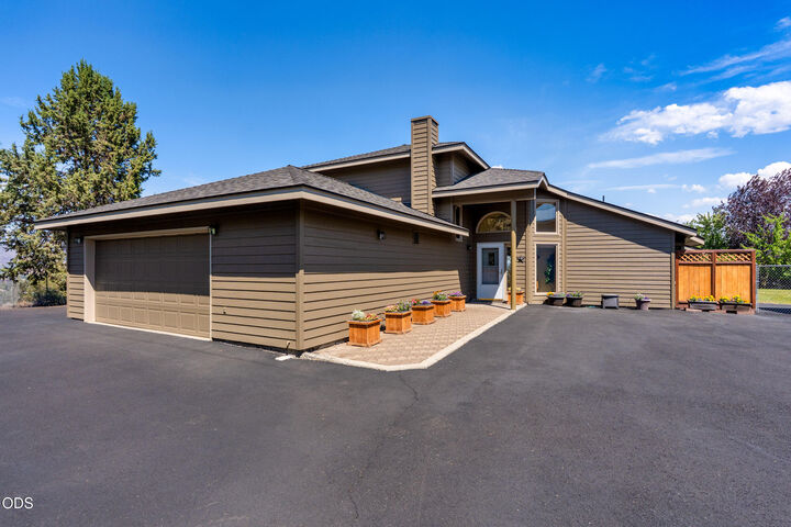 Property Photo:  1550 NW Galloway Avenue  OR 97760 