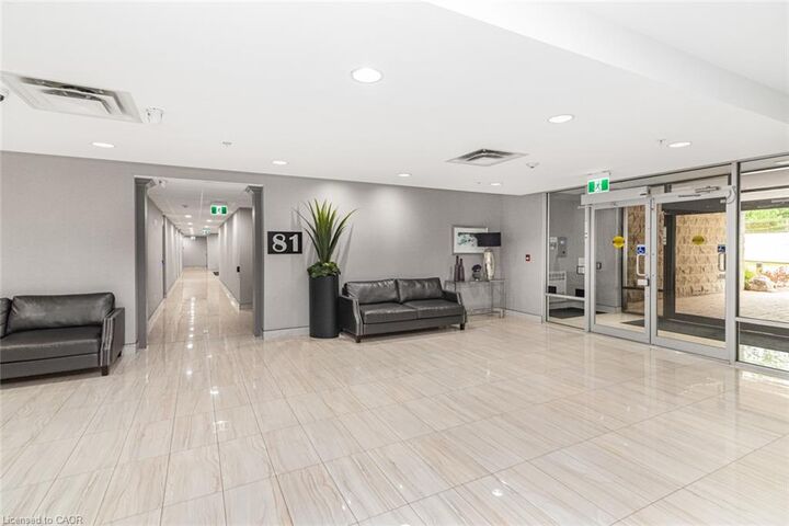 Property Photo:  81 Robinson Street 1009  ON L8P 0C2 