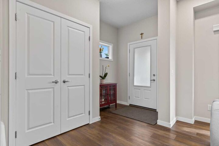 Property Photo:  111 Hillcrest Close SW  AB T4B 4H6 