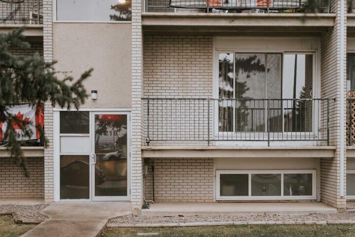 Property Photo:  218 Mayor Magrath Drive N 2  AB T1H 3P8 