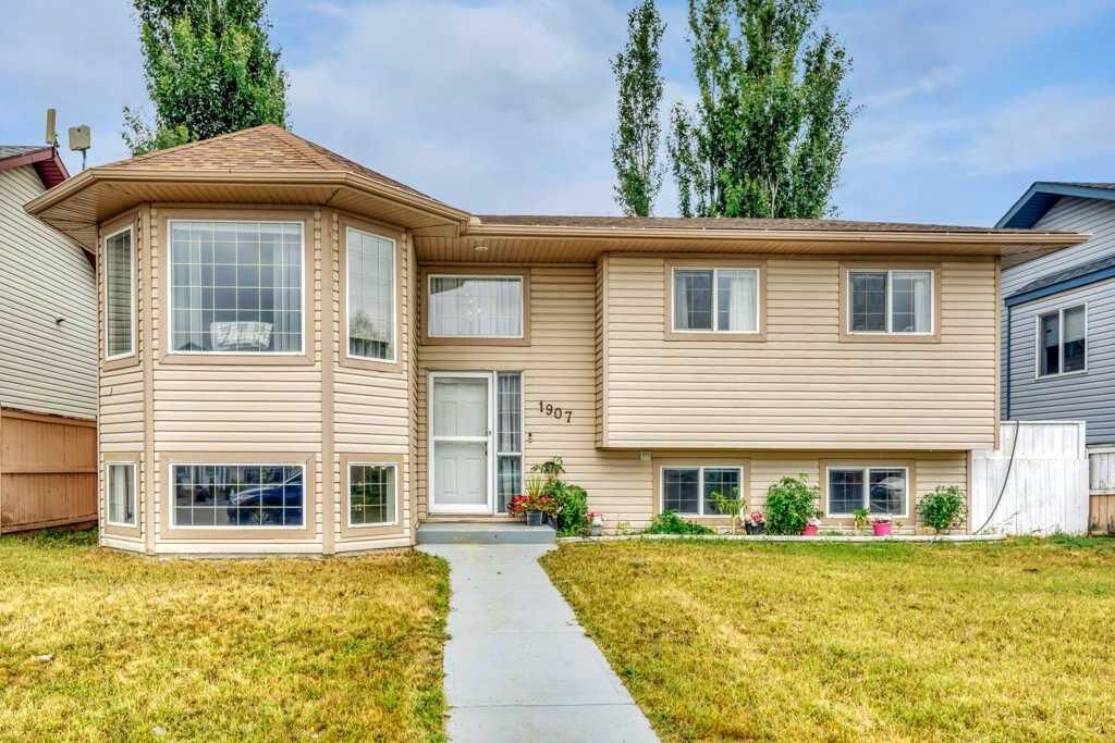 Property Photo:  1907 Strathcona Terrace  AB T1P 1S8 