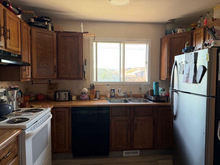 Property Photo: 645 3 Avenue W AB T0J 0Y3