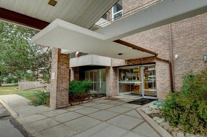 Property Photo:  201 Braeglen Close SW 1405  AB T2W 2B1 