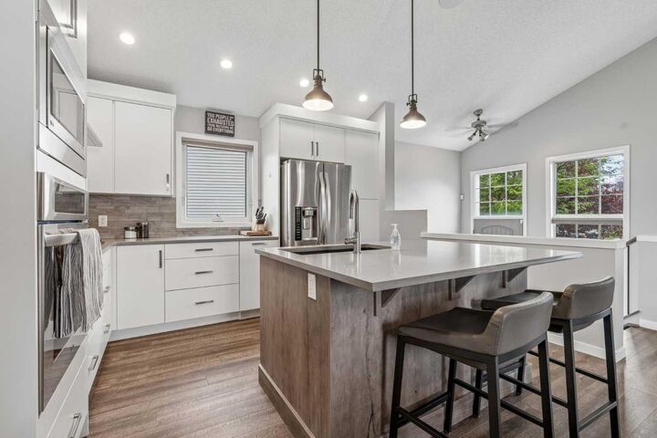 230 Mt Lorette Place SE — photo 1