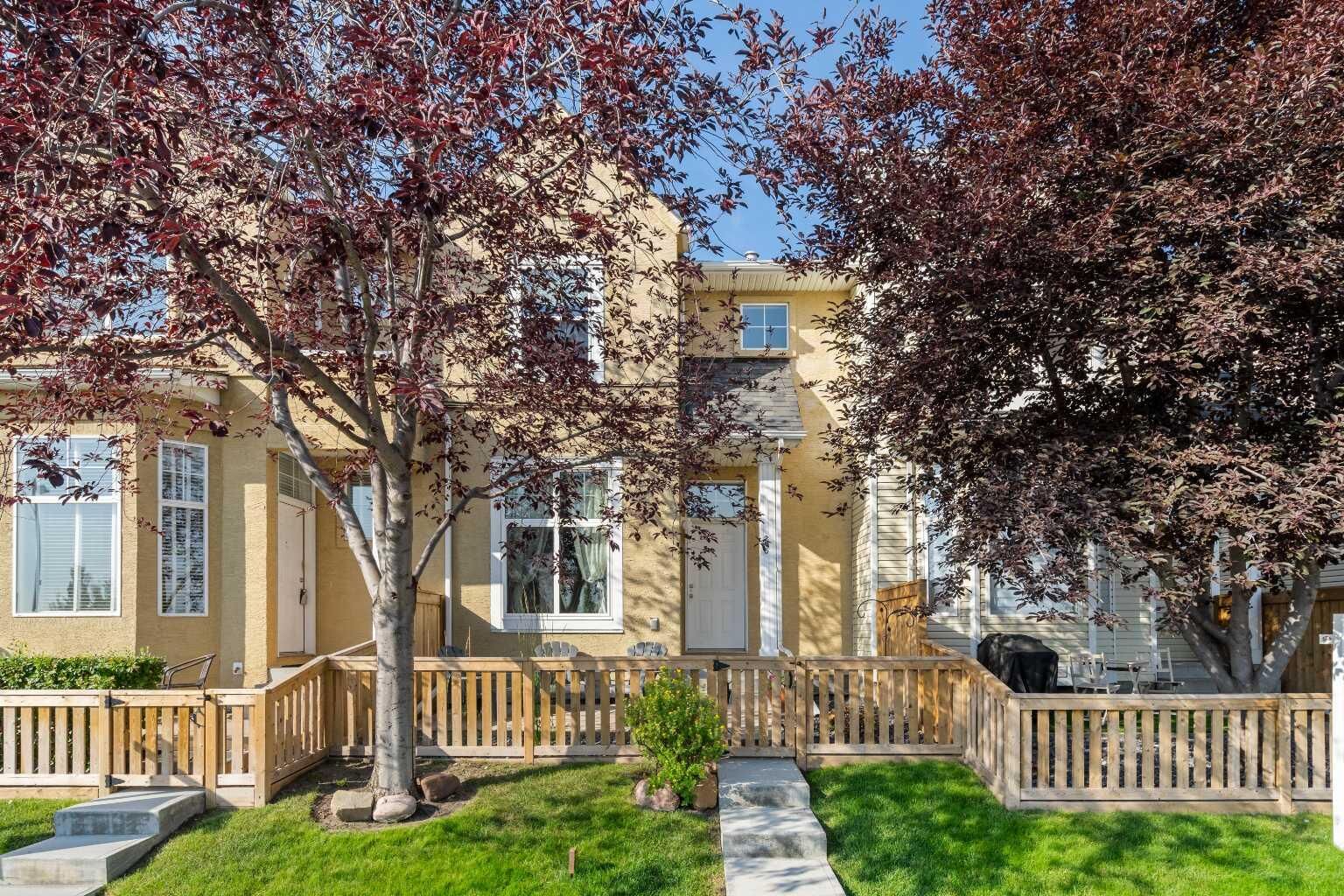 Property Photo:  205 McKenzie Towne Gate SE  AB T2Z 4G2 