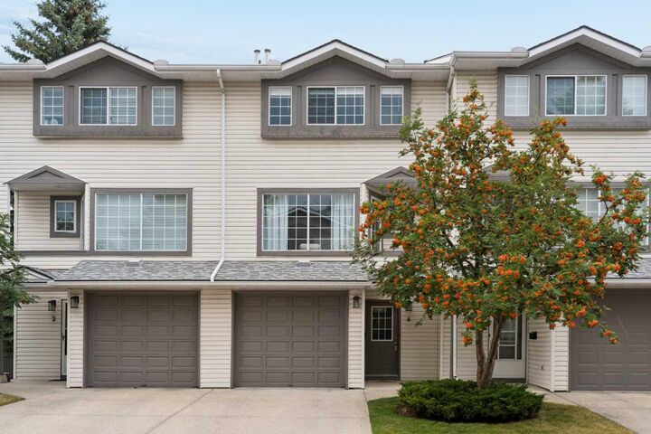 Property Photo: 4 Kingsland Villas SW AB T2V 5J9
