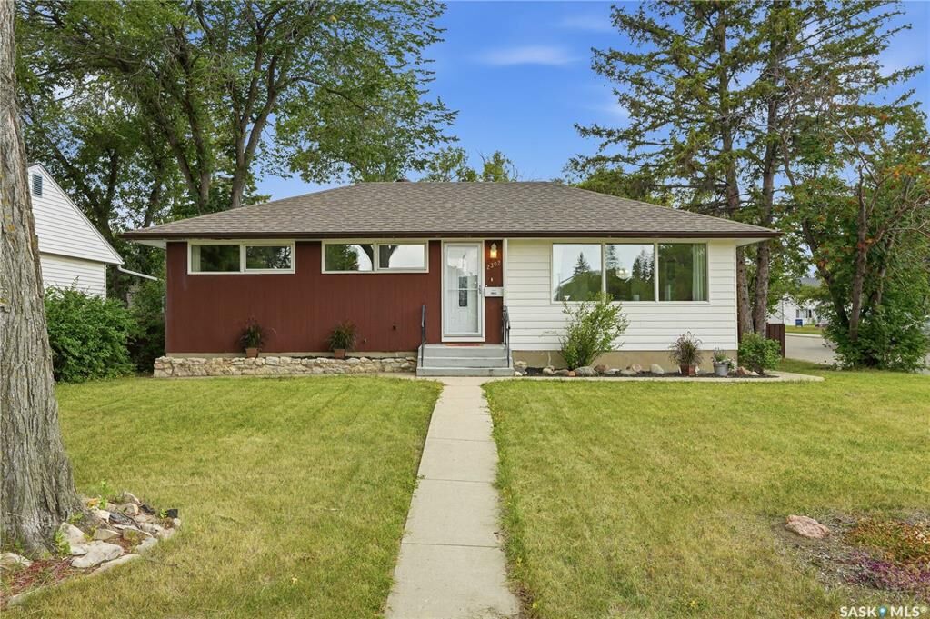 Property Photo: 2302 Hanover Avenue SK S7J 1E6
