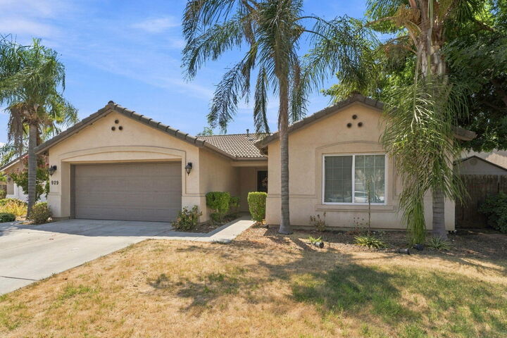 Property Photo:  929 W Elkhorn Court  CA 93277 