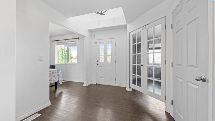 Property Photo:  1542 NE 12th St  WA 99320 