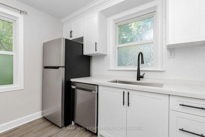 Property Photo:  16 Ainslie Avenue  ON L8S 2J3 