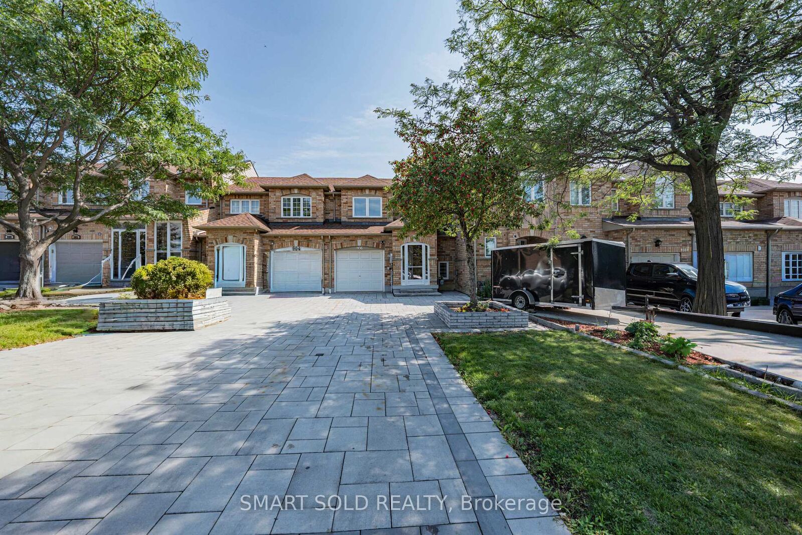 Property Photo: 906 Delgado Drive ON L5V 2S4