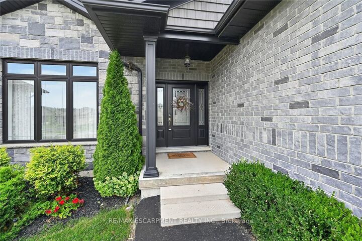 Property Photo: 26 Stonebridge Place ON N3Y 0E6
