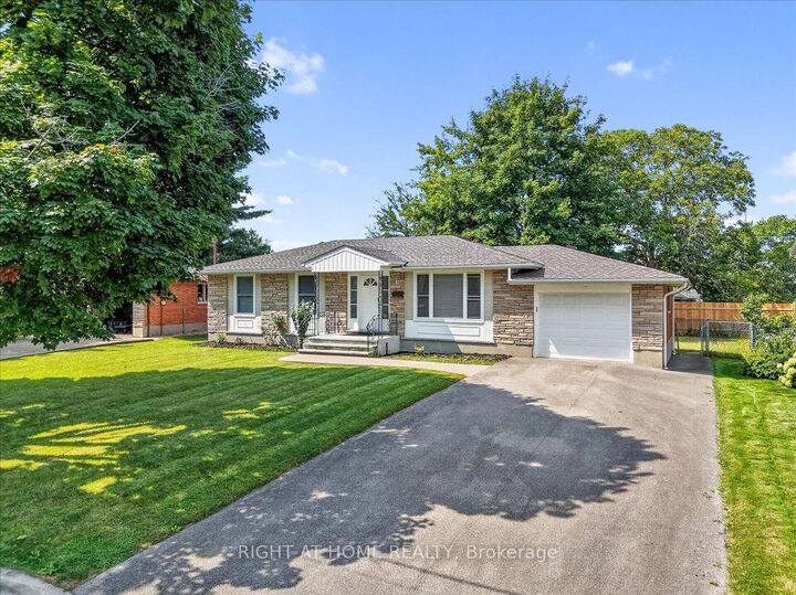 Property Photo: 43 Monarch Park Drive ON L2M 3K8