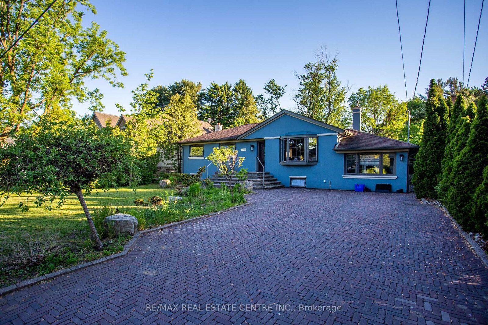 Property Photo: 2450 Edenhurst Drive ON L5A 2K9