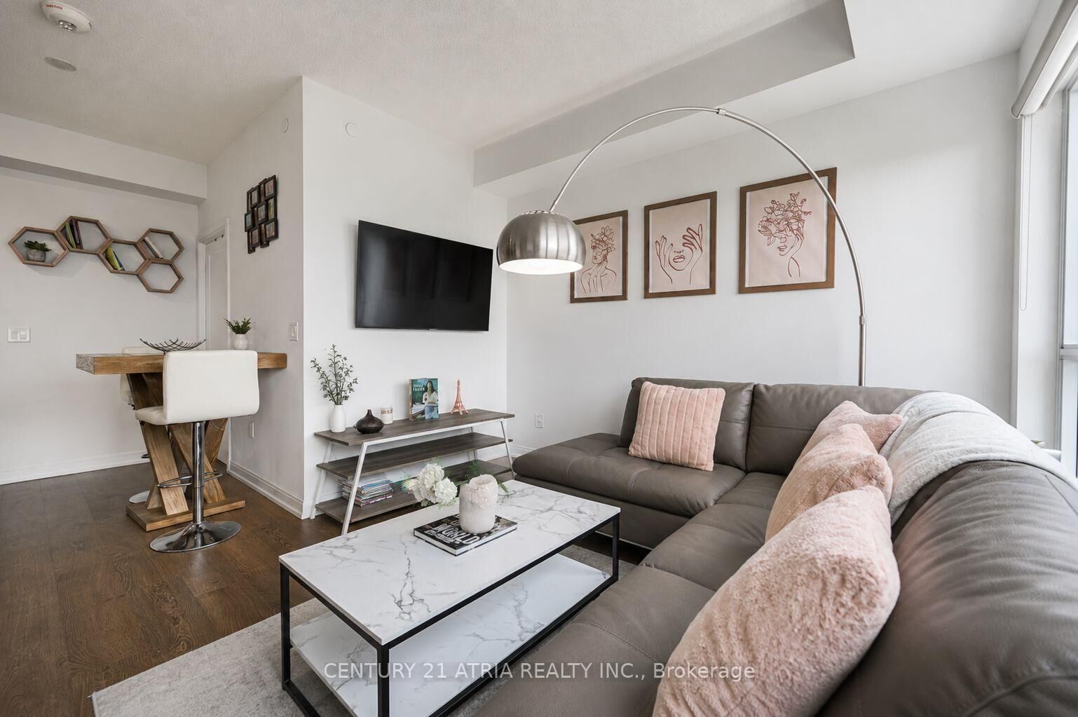 Property Photo: 275 Village Green Square 2919 ON M1S 0L8