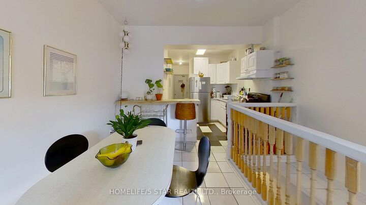 Photo de la propriété:  1054 Dovercourt Road Apt 1  ON M6H 2X8 