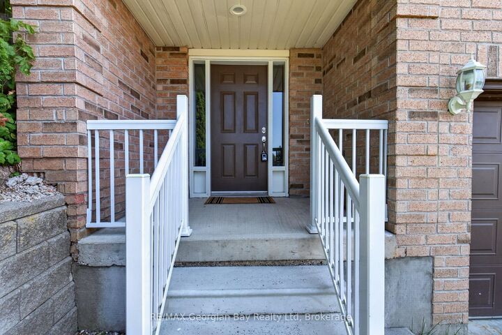 Property Photo: 423 Irwin Street ON L4R 2V6