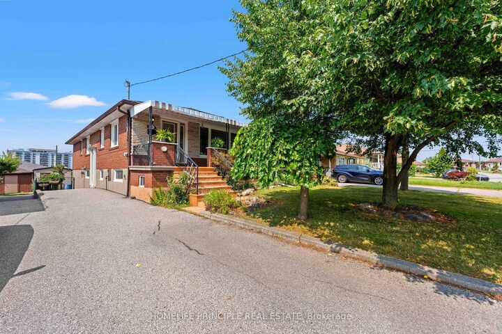Photo de la propriété: 24 Whitbread Crescent ON M3L 2A7