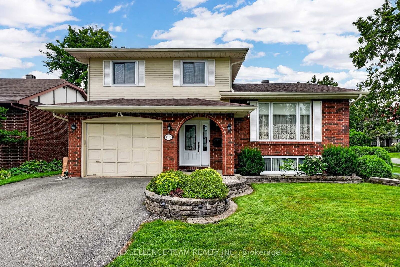 Property Photo: 1518 Blakely Drive ON K6J 5K1