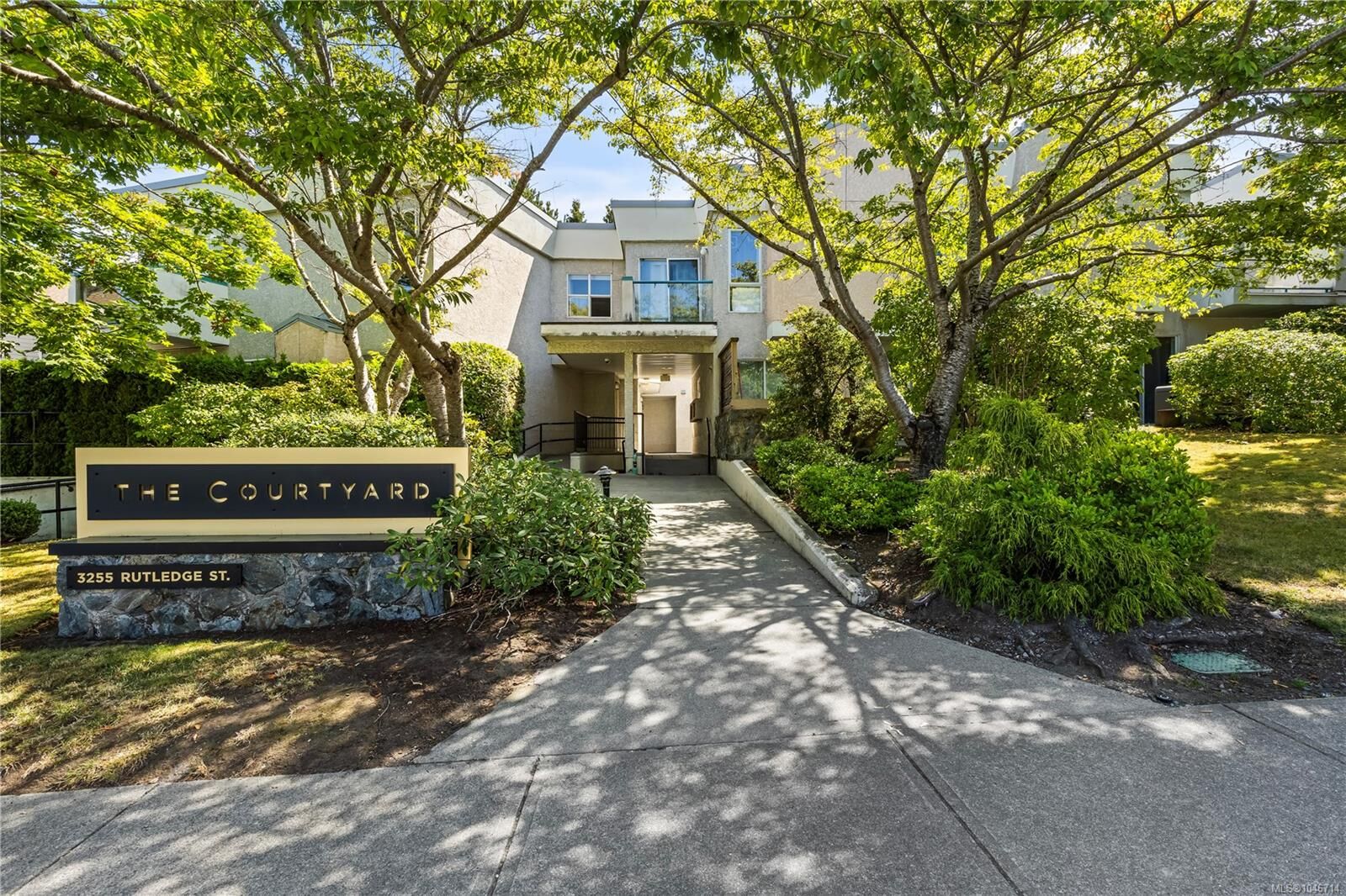 Property Photo:  3255 Rutledge St #3  BC V8X 1N6 