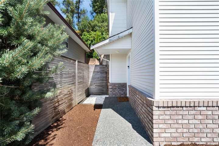 Property Photo: 4814 Fairbrook Cres BC V9T 5P3